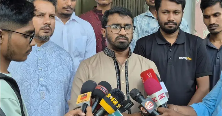সাংবাদিকদের সঙ্গে কথা বলেছেন রাশেদ খাঁন